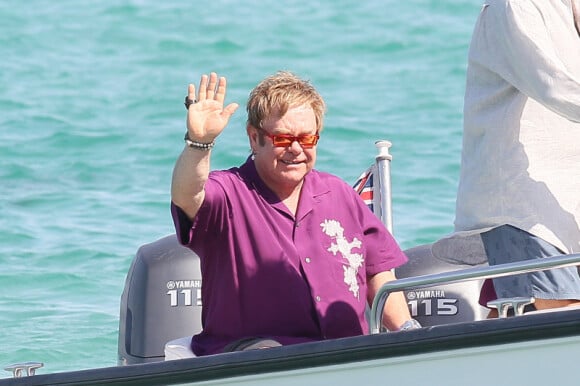 Elton John, accompagné de son amoureux David Furnish et de leur fils Zachary, à Saint-Tropez le 19 août 2011, ils arrivent au Club 55