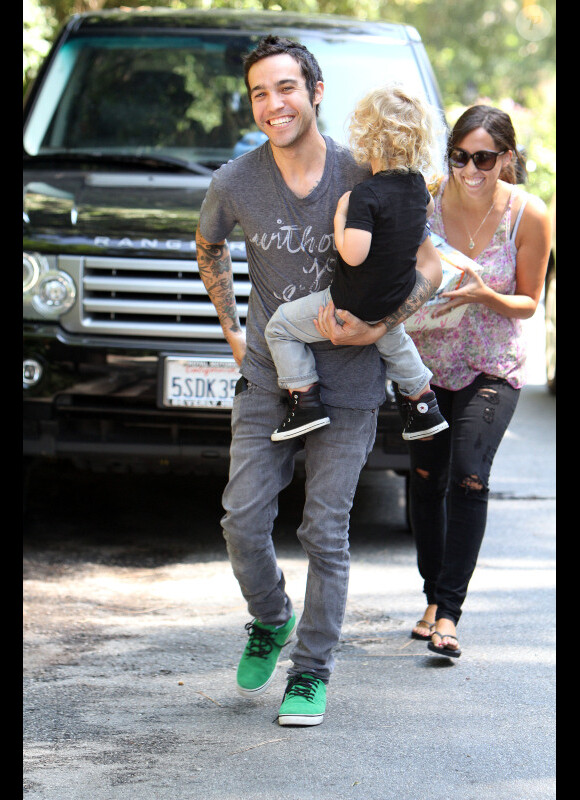 Pete Wentz avec son fils Bronx Mowgli, et sa nouvelle petite amie, à Los Angeles, vendredi 19 août 2011.
