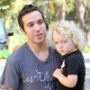 Pete Wentz avec son fils Bronx Mowgli, et sa nouvelle petite amie, à Los Angeles, vendredi 19 août 2011.
