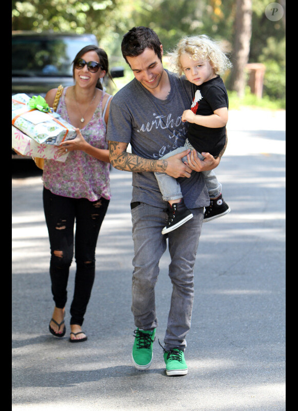 Pete Wentz avec son fils Bronx Mowgli, et sa nouvelle petite amie, à Los Angeles, vendredi 19 août 2011.