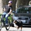 Hilary Duff et son mari Mike Comrie s'offrent une balade à vélo avec leurs chiens, à Toluka Lake, vendredi 12 août 2011.