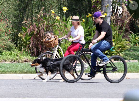 Hilary Duff et son mari Mike Comrie s'offrent une balade à vélo avec leurs chiens, à Toluka Lake, vendredi 12 août 2011.