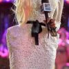 Lady Gaga salue le public alors qu'elle se trouve dans les studios de la chaîne MTV à New York le 18 août 2011