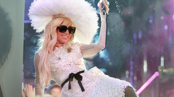 Lady Gaga : Surfeuse en bikini ou Lady en dentelle, elle joue les caméléons