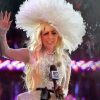 Lady Gaga salue le public alors qu'elle se trouve dans les studios de la chaîne MTV à New York le 18 août 2011