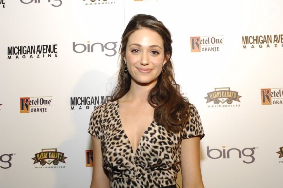 Emmy Rossum est ravissante dans sa robe léopard Gérard Darel portée lors d'une soirée la mettant à l'honneur à Chicago le 21 août 2011