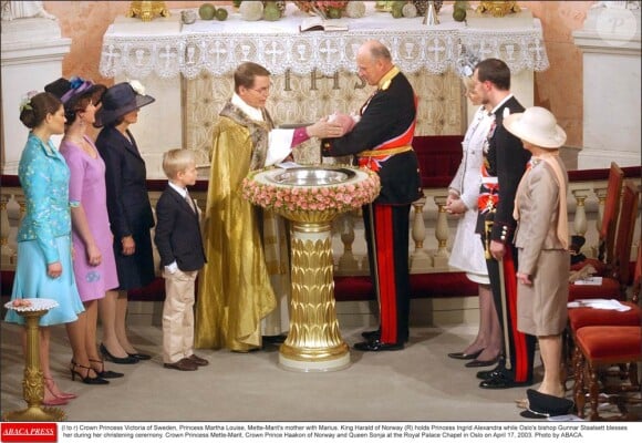 Victoria de Suède au baptême de sa filleule la princesse Ingrid Alexandra le 17 avril 2003 à Oslo.
La princesse Victoria de Suède est enceinte de son premier enfant, dont la naissance est attendue pour mars 2012. Mais l'héritière suédoise a déjà une solide expérience de marraine !