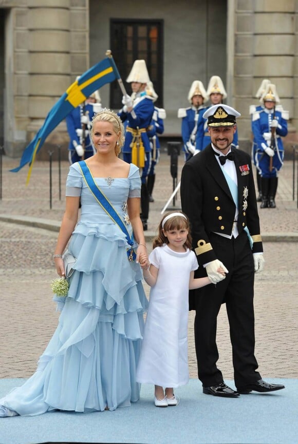 La princesse Ingrid Alexandra, filleule de Victoria de Suède, avec ses parents au mariage de sa marraine le 19 juin 2010.
La princesse Victoria de Suède est enceinte de son premier enfant, dont la naissance est attendue pour mars 2012. Mais l'héritière suédoise a déjà une solide expérience de marraine !