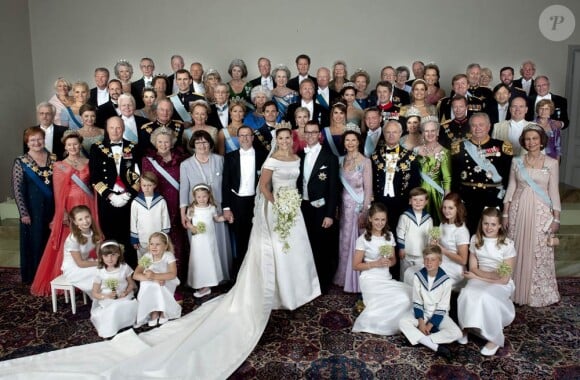 Photo du mariage de Victoria et Daniel de Suède, auquel la plupart des filleuls et filleules de la princesse prenaient part.
La princesse Victoria de Suède est enceinte de son premier enfant, dont la naissance est attendue pour mars 2012. Mais l'héritière suédoise a déjà une solide expérience de marraine !