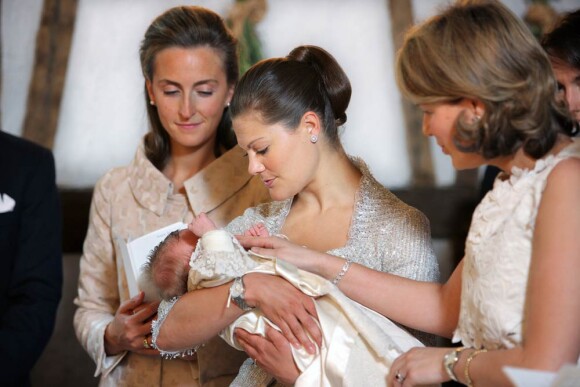 Victoria de Suède au baptême de sa filleule la princesse Eleonore de Belgique, le 14 juin 2008.
La princesse Victoria de Suède est enceinte de son premier enfant, dont la naissance est attendue pour mars 2012. Mais l'héritière suédoise a déjà une solide expérience de marraine !