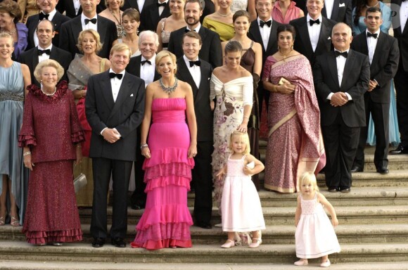 Victoria de Suède surveille sa filleule la princesse Catharina-Amalia lors des 40 ans de son père le prince Willem-Alexander, le 1er septembre 2007.
La princesse Victoria de Suède est enceinte de son premier enfant, dont la naissance est attendue pour mars 2012. Mais l'héritière suédoise a déjà une solide expérience de marraine !
