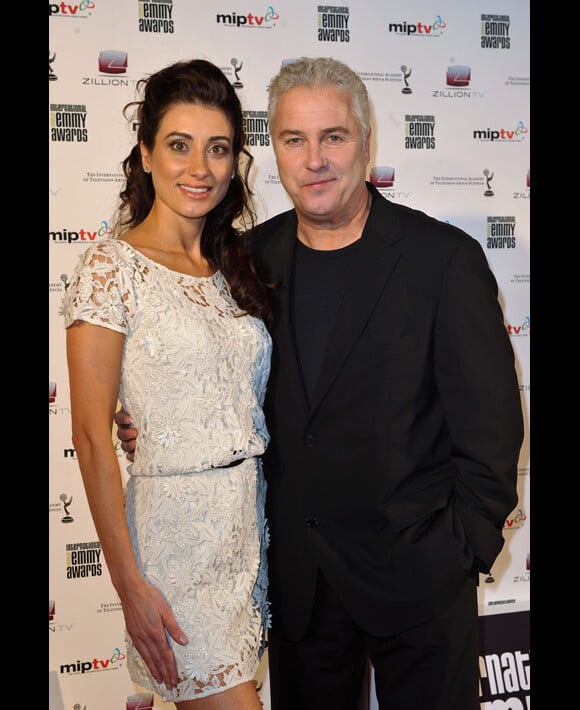 William Petersen et sa femme Gina Cirone posent lors du MIP TV à Cannes en mars 2009