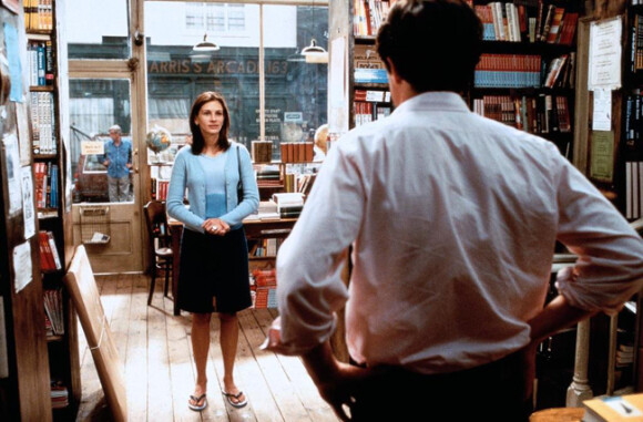 Image du film Coup de foudre à Notting Hill (1999), avec Hugh Grant et Julia Roberts dans la fameuse librairie