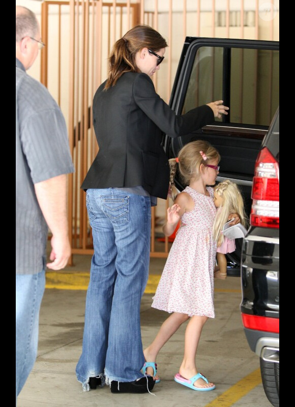 Jennifer Garner, enceinte, avec sa fille aînée Violet à Los Angeles le 24 août 2011