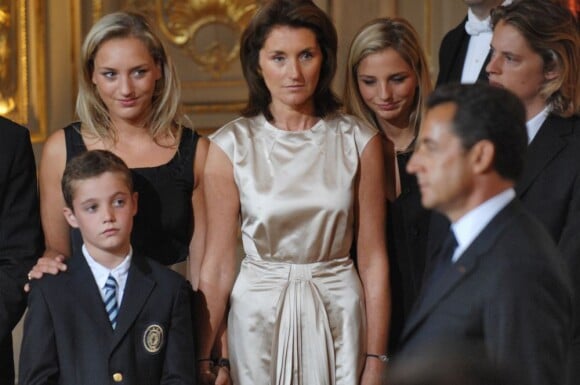Cécilia ex-Sarkozy, ses filles Judith et Jeanne-Marie, son fils Louis, ainsi que Nicolas Sarkozy. Mai 2007