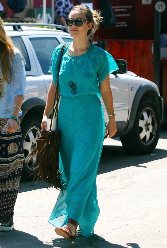 L'actrice Olivia Wilde prouve qu'en dehors des tapis rouges, elle a le sens du style, en arborant un look hippie-bohême qui lui va comme un gant. Los Angeles, le 21 août 2011.