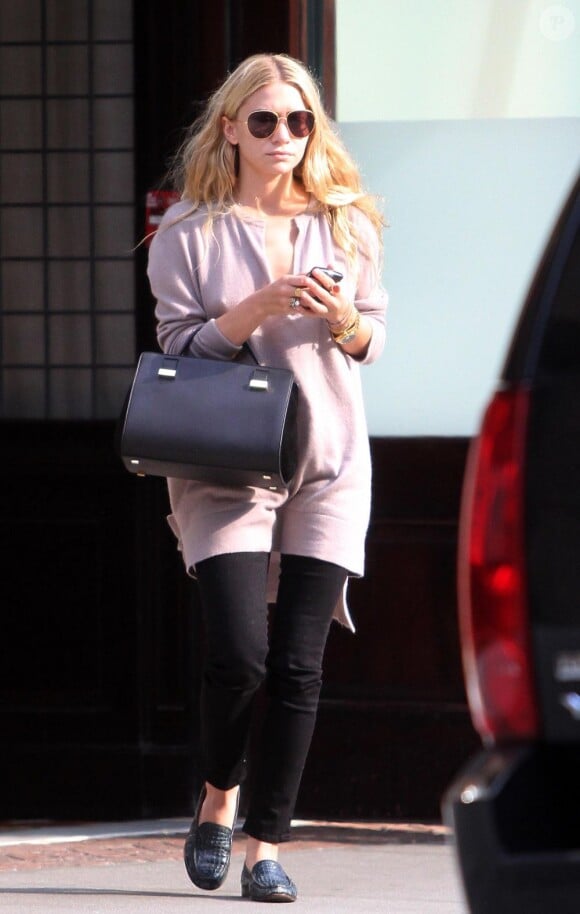 Mary-Kate Olsen, en duel avec sa soeur Ashley dans le Look de la semaine, a été aperçue à la sortie de son hôtel dans le quartier branché de Tribeca. New York, le 18 août 2011. 