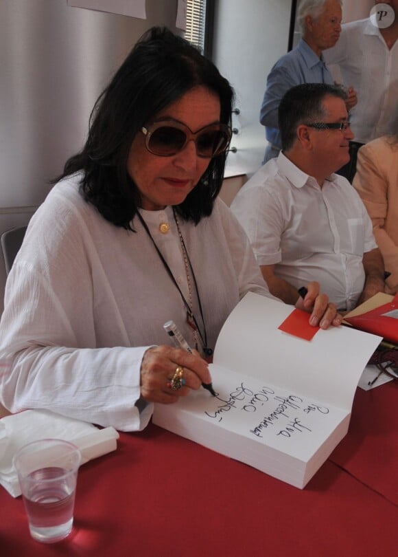 Nana Mouskouri signe des autographes sur son autobiographie à Narbonne le 26 août 2011