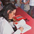 Nana Mouskouri signe des autographes sur son autobiographie à Narbonne le 26 août 2011