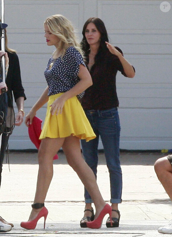 Courteney Cox et Busy Philipps sur le tournage de Cougar Town à Los Angeles. Août 2011