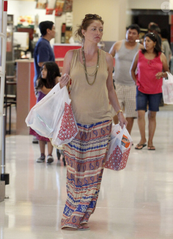 Rebecca Gayheart, enceinte, reste une future maman active en allant faire les courses à Los Angeles. Le 27 août 2011