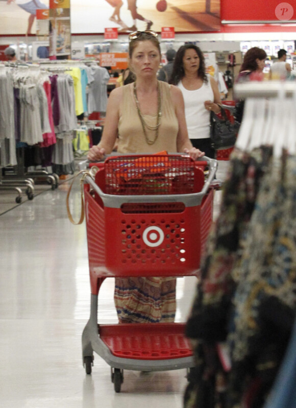 Rebecca Gayheart, enceinte, reste une future maman active en allant faire les courses à Los Angeles. Le 27 août 2011