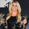Britney Spears posent avec ses deux prix lors des MTV Video Music Awards (dont l'un d'honneur pour l'ensemble de sa carrière), à Los Angeles, le 28 août 2011.
