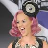 Katy Perry, grande reine de la soirée, pose avec ses prix lors des MTV Video Music Awards, à Los Angeles, le 28 août 2011.