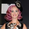 Katy Perry, grande reine de la soirée, pose avec ses prix lors des MTV Video Music Awards, à Los Angeles, le 28 août 2011.