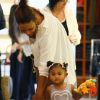 Christina Milian fait du shopping avec sa fille Violet dans West Hollywood le 30 août 2011