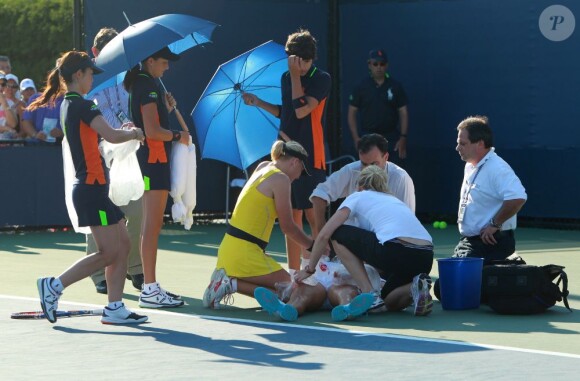 Soigneurs et ramasseurs de balles se sont précipités pour porter secours à la jeune Jamie Hampton, bien aidés par Elena Baltacha, son adversaire du jour à l'US Open 2011