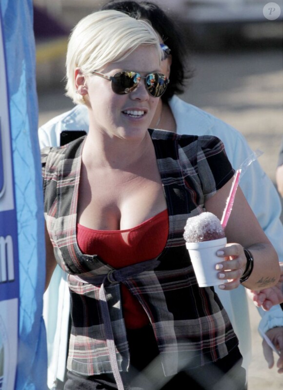 Pink déguste une glace pendant qu'elle et son mari Carey Hart promènent leur petite Willow à Malibu pour le Chili Cook-Off Festival le 3 septembre 2011