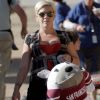 Pink a trouvé une énorme peluche en forme de Bulldog pour sa petite Willow lorsqu'elle se promène avec son mari Carey Hart et leur fille à Malibu pour le Chili Cook-Off Festival le 3 septembre 2011