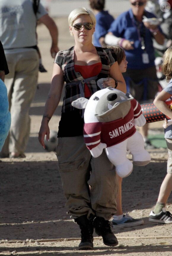 Pink a trouvé une énorme peluche en forme de Bulldog pour sa petite Willow lorsqu'elle se promène avec son mari Carey Hart et leur fille à Malibu pour le Chili Cook-Off Festival le 3 septembre 2011