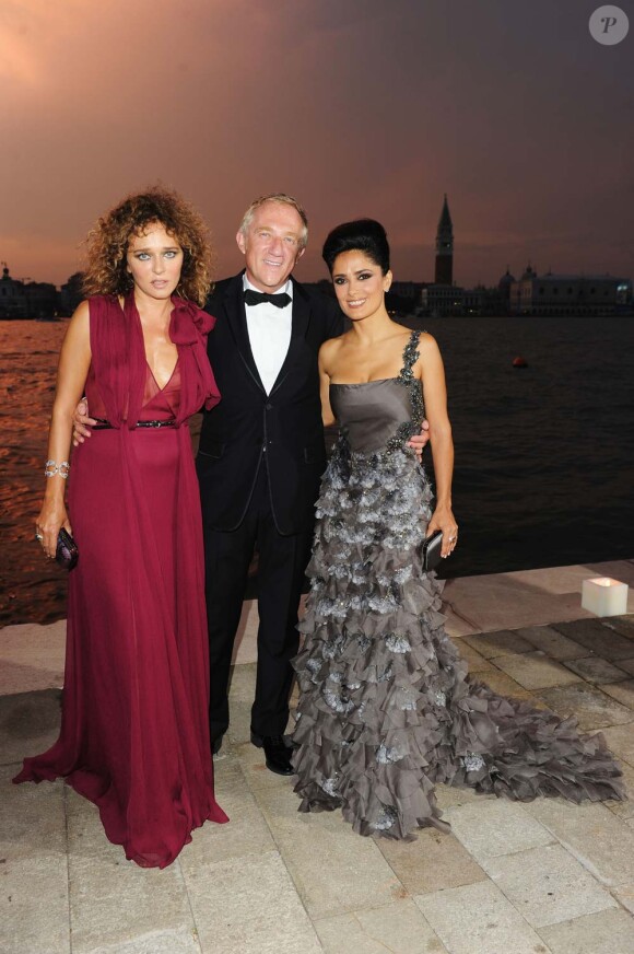 Valeria Golino, Salma Hayek et François-Henri Pinault pour la soirée Gucci à Venise, le 2 septembre 2011.