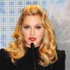 Madonna remet le premier Gucci Award For Women In Cinema à Jessica Chastain, à Venise, le 2 septembre 2011.