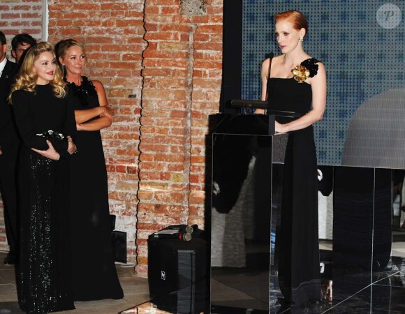 Jessica Chastain reçoit le premier Gucci Award For Women In Cinema sous le regard de Madonna et Frida Giannani, à Venise, le 2 septembre 2011.
