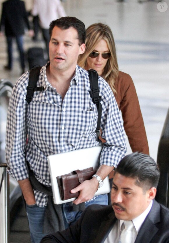 Molly Sims et son fiancé Scott Stuber à l'aéroport à Los Angeles en avril 2011
