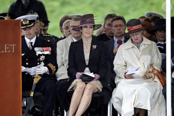 Le prince Frederik et son épouse la princesse Mary au côté de la reine Margrethe.
La famille royale danoise était rassemblée à la citadelle (Kastellet) de Copenhague, lundi 5 septembre 2011, pour un hommage aux soldats danois tombés au champ d'honneur en oeuvrant pour la paix au sine de l'ONU ou de l'OTAN.