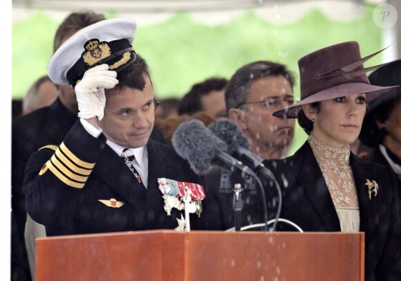 Le prince Frederik s'est, tout comme sa mère la reine, exprimé sur la bravoure des soldats danois...
La famille royale danoise était rassemblée à la citadelle (Kastellet) de Copenhague, lundi 5 septembre 2011, pour un hommage aux soldats danois tombés au champ d'honneur en oeuvrant pour la paix au sine de l'ONU ou de l'OTAN.