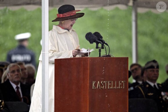 La reine Margrethe a fait une allocution émue...
La famille royale danoise était rassemblée à la citadelle (Kastellet) de Copenhague, lundi 5 septembre 2011, pour un hommage aux soldats danois tombés au champ d'honneur en oeuvrant pour la paix au sine de l'ONU ou de l'OTAN.