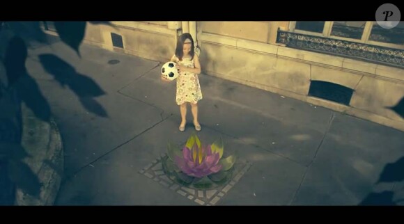 Images extraites du clip Fais-moi une fleur de Maurane, septembre 2011.
