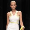 Abbey Lee Kershaw présente la collection imaginée par Donatella Versace pour H&M