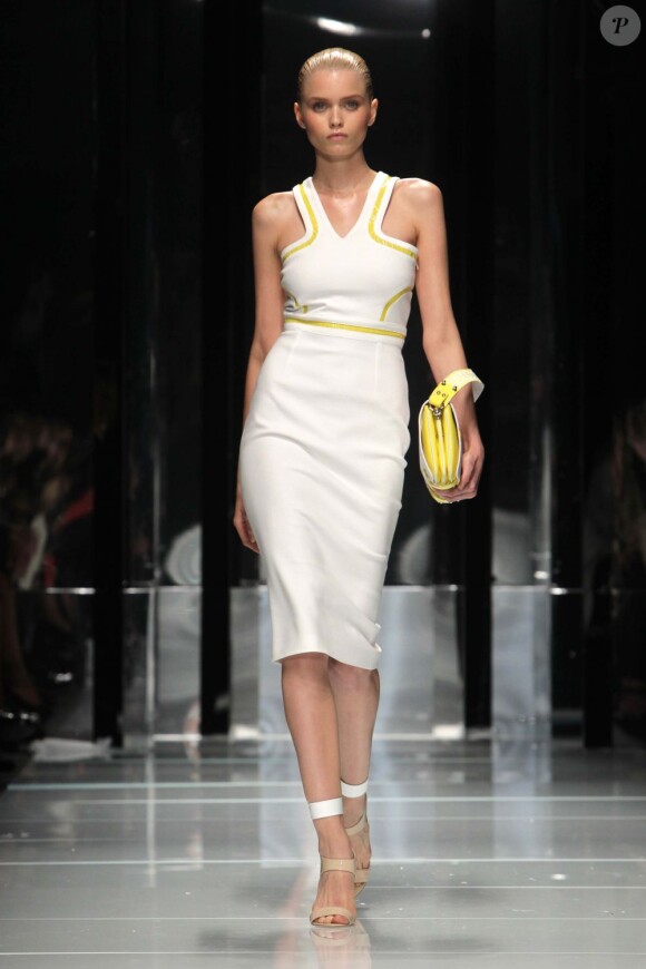Abbey Lee Kershaw présente la collection imaginée par Donatella Versace pour H&M