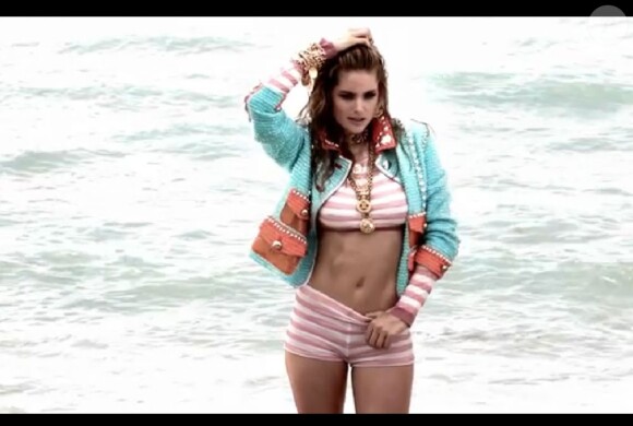 Doutzen Kroes pose sur une plage de Miami pour le magazine Elle