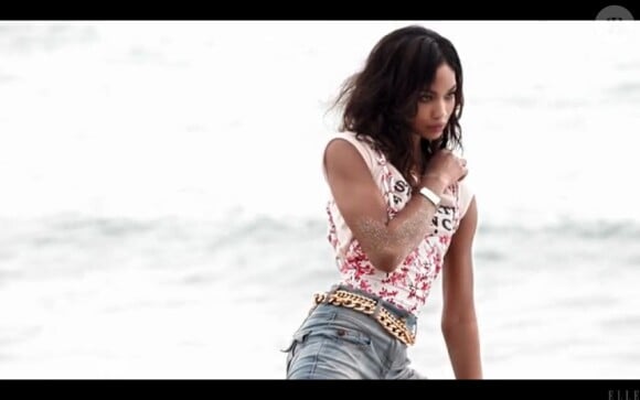 Chanel Iman pose sur une plage de Miami pour le magazine Elle