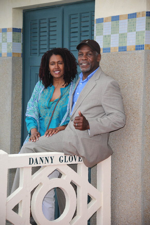 Danny Glover, avec sa bien aimée Eliane, inaugure la cabine de plage à son nom sur les planches, lors du festival de Deauville le 7 septembre 2011
