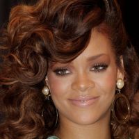 Rihanna fait des étincelles en blonde sexy pour Armani