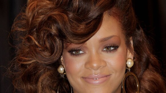 Rihanna fait des étincelles en blonde sexy pour Armani