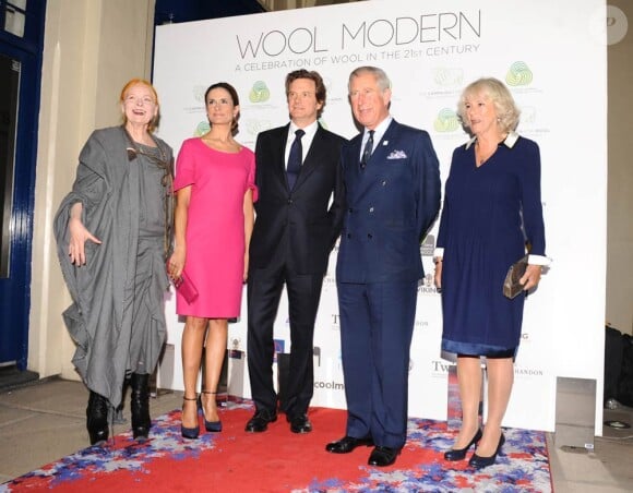 En présence de Vivienne Westwood, le prince Charles et sa femme Camilla étaient ravis de la venue de l'acteur Colin Firth avec son épouse Livia.
Les people étaient au rendez-vous à La Galleria, à Londres, le 7 septembre 2011, pour le vernissage de l'exposition Wool Modern (Laine Moderne), opération de communication du programme de promotion de la laine enclenché en octobre 2010 par le prince Charles.